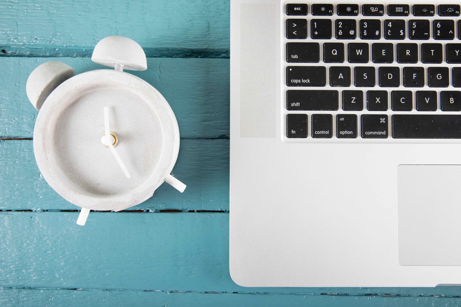 Respuesta rápida en 48 horas - Despertador y laptop representando agilidad